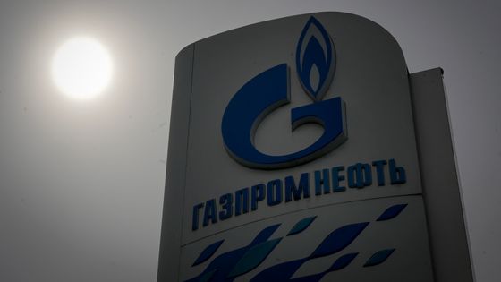 Le logo du géant du gaz russe Gazprom représenté dans une station de service de Moscou, le 11 mai 2022 ©AFP - NATALIA KOLESNIKOVA / AFP