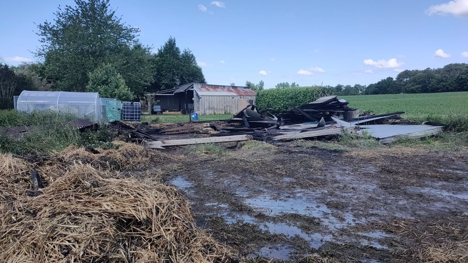 Un incendie dans un b�timent agricole � Laill�, � c�t� de la rave party