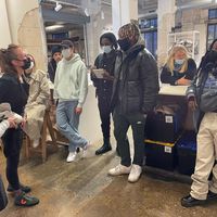 Des jeunes d'Anti_Fashion Project en visite dans les ateliers de la marque Veja. Thierno, interviewé dans cet épisode, a obtenu un CDI dans cette entreprise.