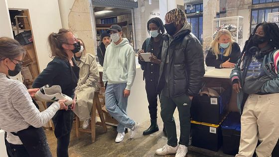Des jeunes d'Anti_Fashion Project en visite dans les ateliers de la marque Veja. Thierno, interviewé dans cet épisode, a obtenu un CDI dans cette entreprise. - ©Anti_Fashion Project