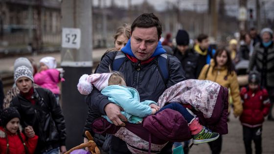 Des réfugiés ukrainiens fuient la ville orientale de Kramatorsk, dans la région du Donbass, le 4 avril 2022 ©AFP - FADEL SENNA