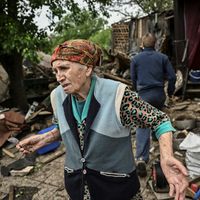 Une femme au milieu des ruines de sa maison bombardée par l'artillerie russe, à Bakhmout, dans le Donbass, où la Russie a enregistré des avancées.