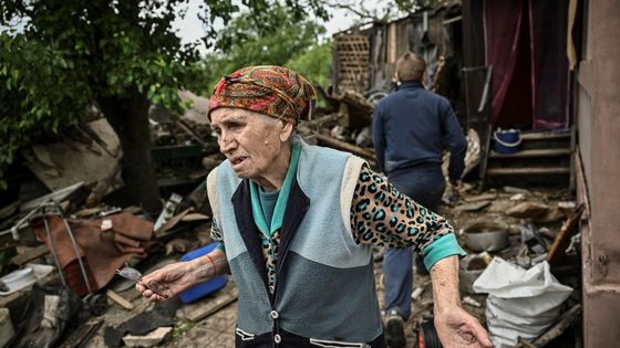 Une femme au milieu des ruines de sa maison bombardée par l'artillerie russe, à Bakhmout, dans le Donbass, où la Russie a enregistré des avancées. ©AFP - ARIS MESSINIS / AFP
