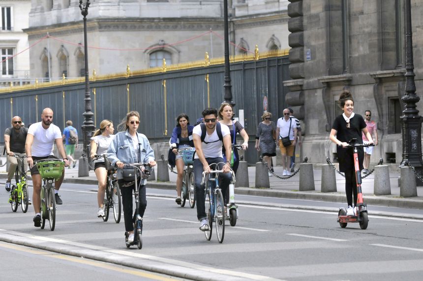 La piste cyclable de la rue de Rivoli à Paris est devenue l'axe vélo le plus emprunté de France avec des pics de fréquentation 20 000 vélos par jour