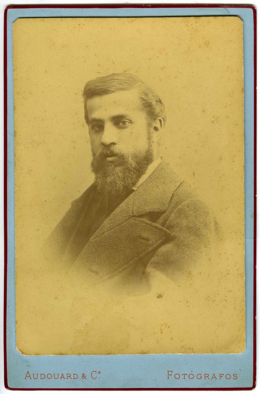 Anonyme. Portrait d'Antoni Gaudí Cornet. Photo de l'atelier de Pau Audouard i Cia (Barcelone) en 1878. MR 1801. Don de Domènec Sugrañes (1933)