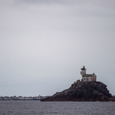 le phare de Tevennec au large des côtes de l'île de Sein, 05.05.2022