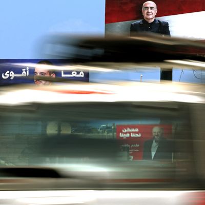 Affiches électorales à Dbayeh (Liban) le 05/05/22
