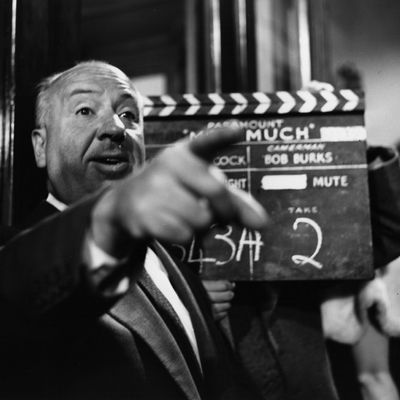 13 juin 1955 Alfred Hitchcock sur le tournage de "L Homme qui ne savait trop" (The Man Who Knew Too Much) sorti en 1934