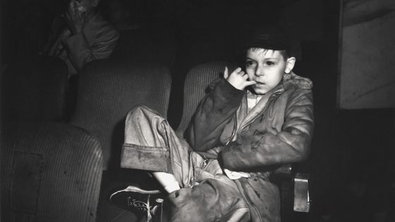 Enfant dans une salle de cinéma à New York, début des années 1940 ©Getty - Weegee(Arthur Fellig)/International Center of Photography / Contributeur