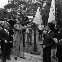 Le Premier ministre Jacques Chirac dévoile, le 18 juillet 1986 à Paris, la plaque de la Place des Martyrs Juifs du Vélodrome d'Hiver