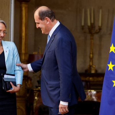 Elisabeth Borne et Jean Castex lors de la passation de pouvoirs à Matignon ce lundi 16 mai 2022