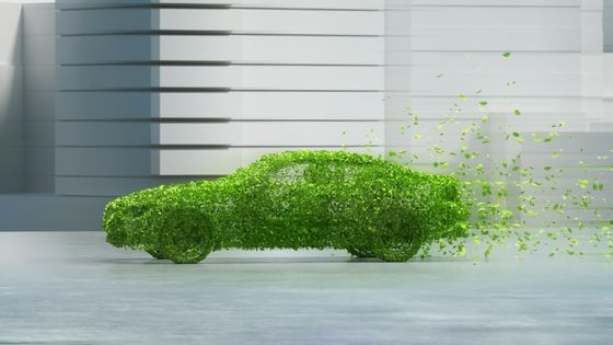 Voiture verte en ville ©Getty - Andriy Onufriyenko