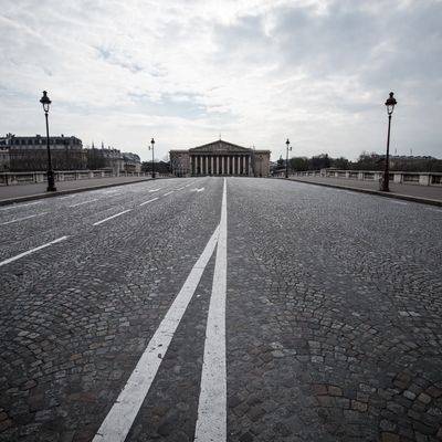 Vue sur l'Assemblée nationale à Paris au bout d'une rue déserte le 17 mars 2020 au début du premier confinement.