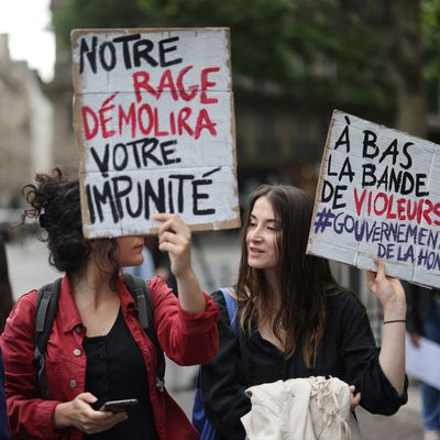 Rassemblement contre "le gouvernement de la honte" à l'appel de l'Observatoire des violences sexistes et sexuelles en politique à Paris le 24 mai 2022