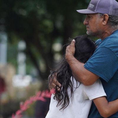 Deux membres d'une même famille se prennent dans les bras à Uvalde, le 24 mai 2022, après une tuerie qui a fait 21 morts dont 19 enfants.