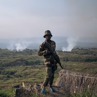 Un milicien de la Force de Résistance Patriotique de l'Ituri monte la garde sur sa base à Bukiringi, dans l'Ituri