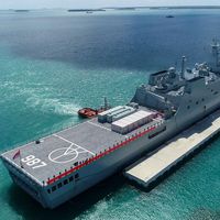 Un navire militaire d'aide aux îles Tonga après l'éruption volcanique, en février dernier