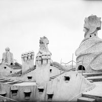Anonyme. Cheminées et toit-terrasse de la Casa Milà, (1906-1916) Tirage à partir d’un négatif sur plaque de verre, 13 × 18cm.
