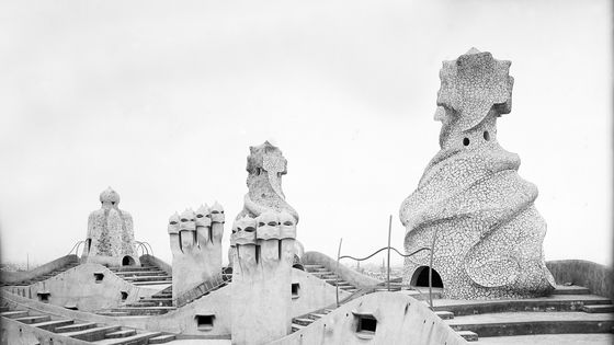 Anonyme. Cheminées et toit-terrasse de la Casa Milà, (1906-1916) Tirage à partir d’un négatif sur plaque de verre, 13 × 18cm. - Photo © Arxiu Fotogràfic Centre Excursionista de Catalunya