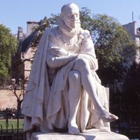 Statue de Michel de Montaigne, square Paul-Painlevé, à Paris, France