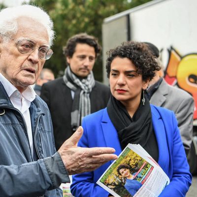 L'ancien Premier ministre Lionel Jospin et la candidate aux législatives Lamia El Aaraje, à Paris, le 8 mai 2022.