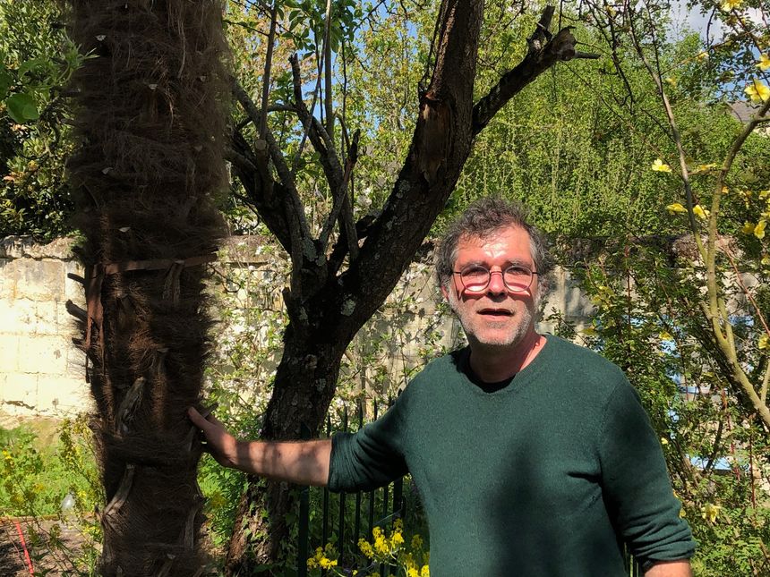 Nicolas Jolivot dans son jardin à Bagneux, à côté de la ville de Saumur, dans le Val de Loire