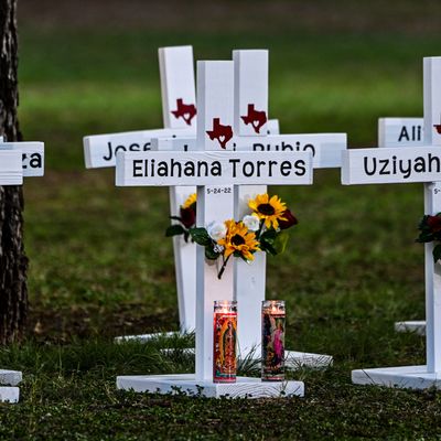 Des croix ornent un mémorial de fortune pour les victimes de la fusillade à l'école primaire d'Uvalde, au Texas. 26 mai 2022.