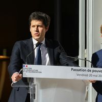 Julien Denormandie (à gauche) lors de la passation de pouvoir avec Marc Fesneau, le nouveau ministre de l'Agriculture.