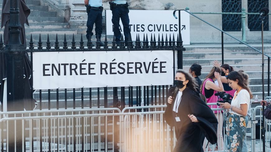 À l'entrée de la cour d'assises spéciale de Paris, au Palais de Justice historique, sur l'île de la Cité. En septembre 2021.