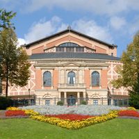 Le Festspielhaus de Bayreuth, construit sur la colline surnommée la « colline sacrée » par les wagnérophiles français