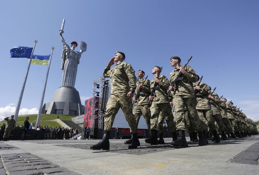 Des soldats ukrainiens défilent devant la Statue de la Mère-Patrie à Kiev le 9 mai 2015