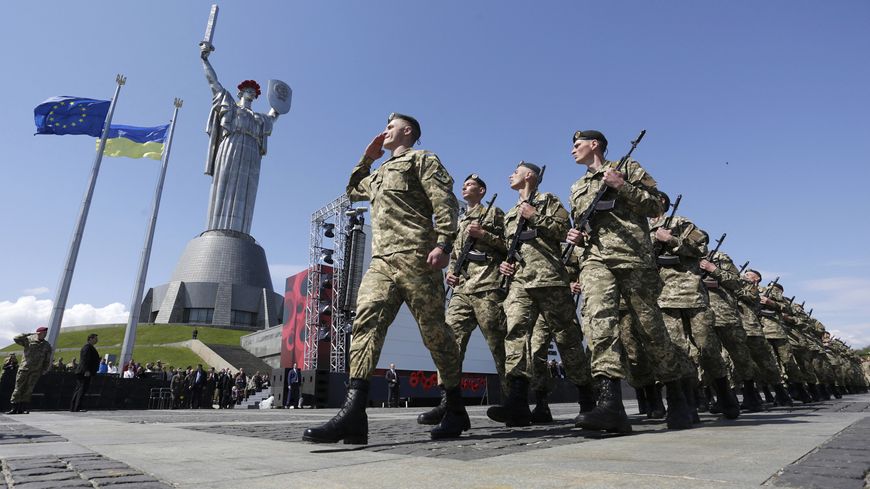 Des soldats ukrainiens défilent devant la Statue de la Mère-Patrie à Kiev le 9 mai 2015