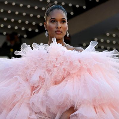 Cindy Bruna habillée en Giambattista Valli lors de l'avant-première "Armageddon Time", à Cannes.