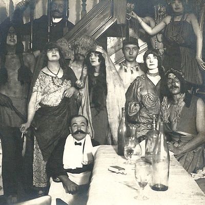 De gauche à droite : Cecil Howard, ?, ?, ?, ?, ?, ?, Existence, Guy Arnoux, Céline Coupet-Howard. Lieu inconnu (1911-13)