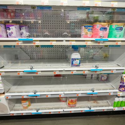 Pénurie de boites de lait dans un supermarché de New York