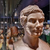 Buste de Jean François Champollion devant les vitrines du musée de Figeac
