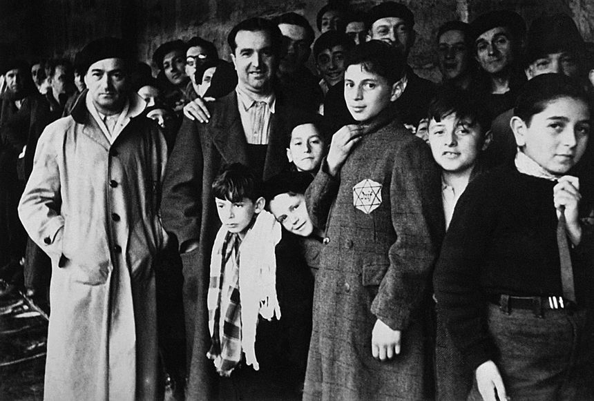 Pres de 5 000 enfants ont été arrêtés dans la rafle du Vel d'Hiv, sans que l'occupant ne le demande. A la fin août 1942, bon nombre avaient déjà été assassinés.