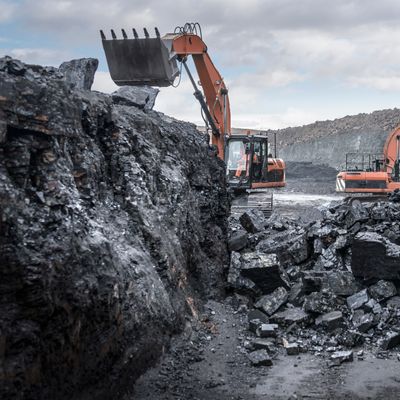 Anciens chantiers houillers profonds dans une mine de charbon à ciel ouvert -