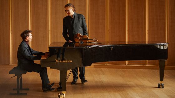 Augustin Dumay, violoniste et chef d'orchestre, avec Jonathan Fournel, pianiste ©Getty - Serge Leblon / Onyx Classics