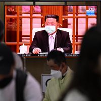 Le dirigeant nord-coréen Kim Jong apparaît avec un masque le 12 ami 2022.