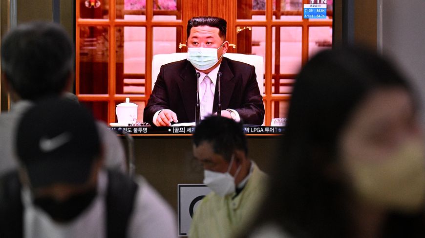 Le dirigeant nord-coréen Kim Jong apparaît avec un masque le 12 ami 2022.