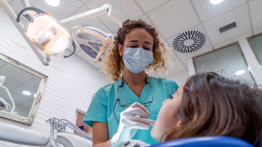 Le redressement des dents par gouttière transparente doit être suivi par un orthodontiste diplômé