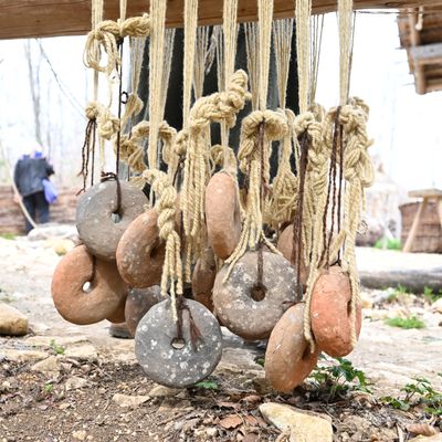 Les fusaïoles constituent souvent le seul indice de l'apparition des textiles du néolithique jusqu'à l'antiquité.