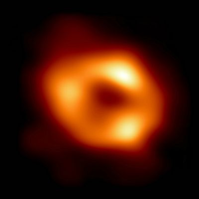 Photographie du trou noir Sagittarius A* observé par l'Event Horizon Telescope.