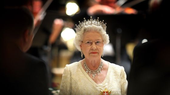 La Reine Elizabeth II le 23 octobre 2008 à Bratislava, lors d'un banquet d'État au Philharmonic Hall le premier jour d'une tournée en Slovaquie. ©Getty - Chris Jackson