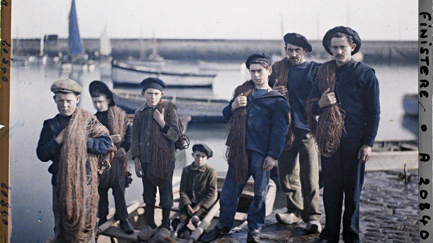 M. Masson fils et son équipage sur la cale au départ pour la pêche, Bretagne, France, 1920,