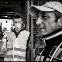 Jeune homme avec un gilet jaune portant un masque suite au confinement lié à la crise sanitaire du coronavirus Covid-19, le 18 mars 2020, Menton, France.