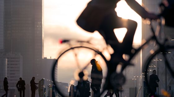 Cycliste passant dans le quartier de la Défense, à Paris ©Getty - Esch Collection