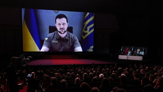 La première soirée de la 75e édition du festivala vu l’intervention, en direct de Kiev, du président ukrainien, Volodymyr Zelensky.