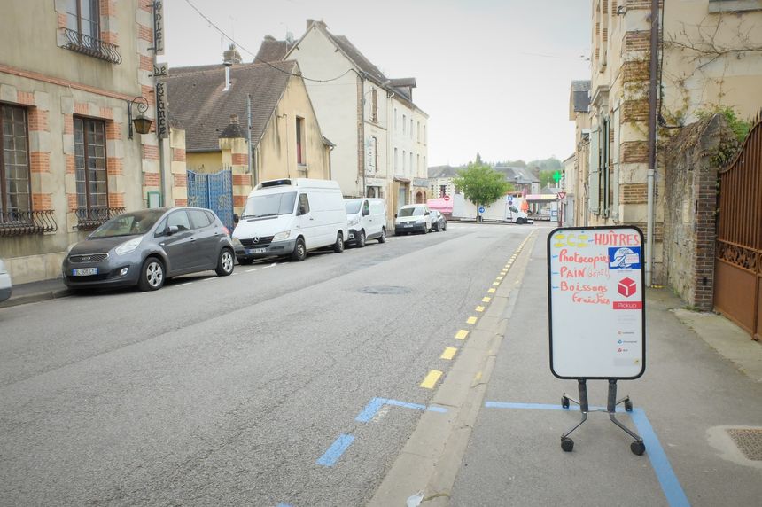 Située sur la grande route du village, la petite épicerie de Nathalie est ouverte 6 jours sur 7, le dimanche et les jours fériés.